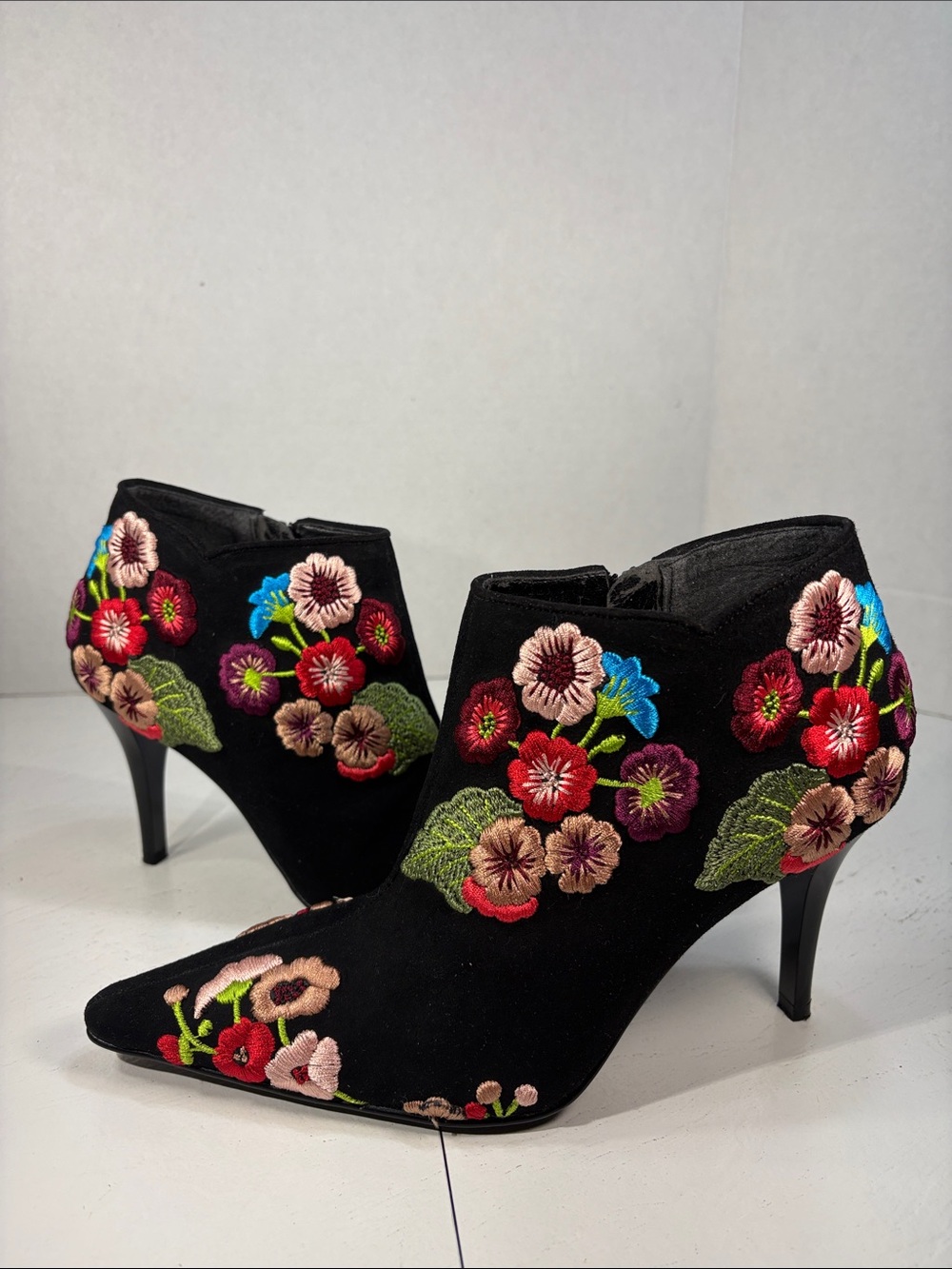 Beverly Feldman Black Suede Floral Embroidered Heeled Ankle Boots Women’s 7 M